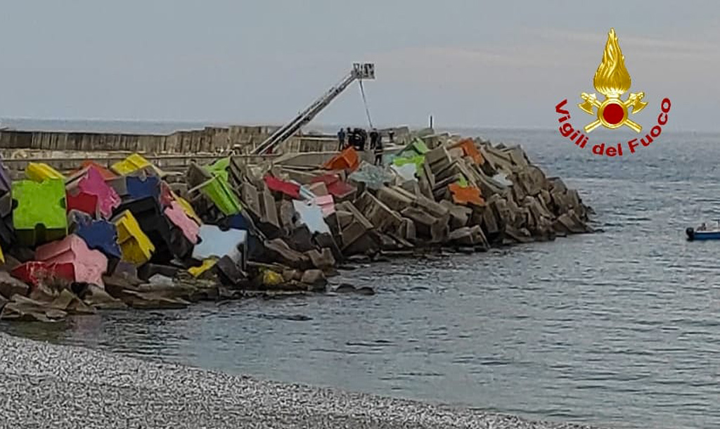 Cammina su muretto al porto di Catanzaro e cade tra gli scogli, ferito 15enne