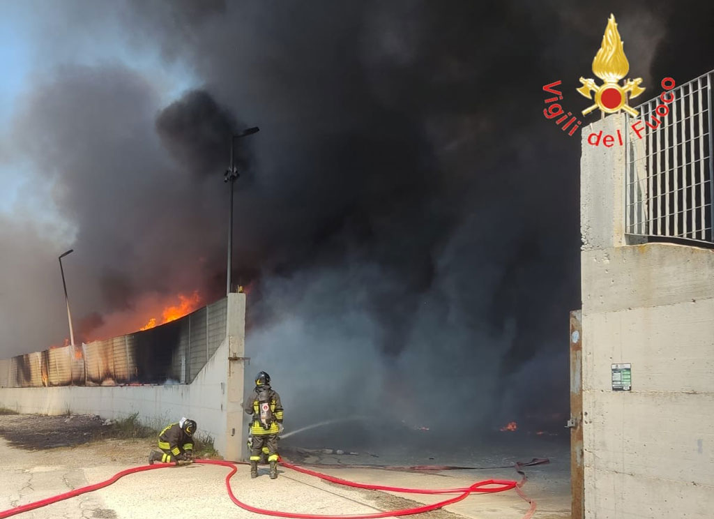 Incendio in una discarica a San Mauro Marchesato, vigili del fuoco sul posto con 4 squadre
