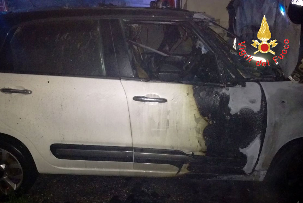 Auto in fiamme nella notte a Catanzaro, intervengono vigili del fuoco