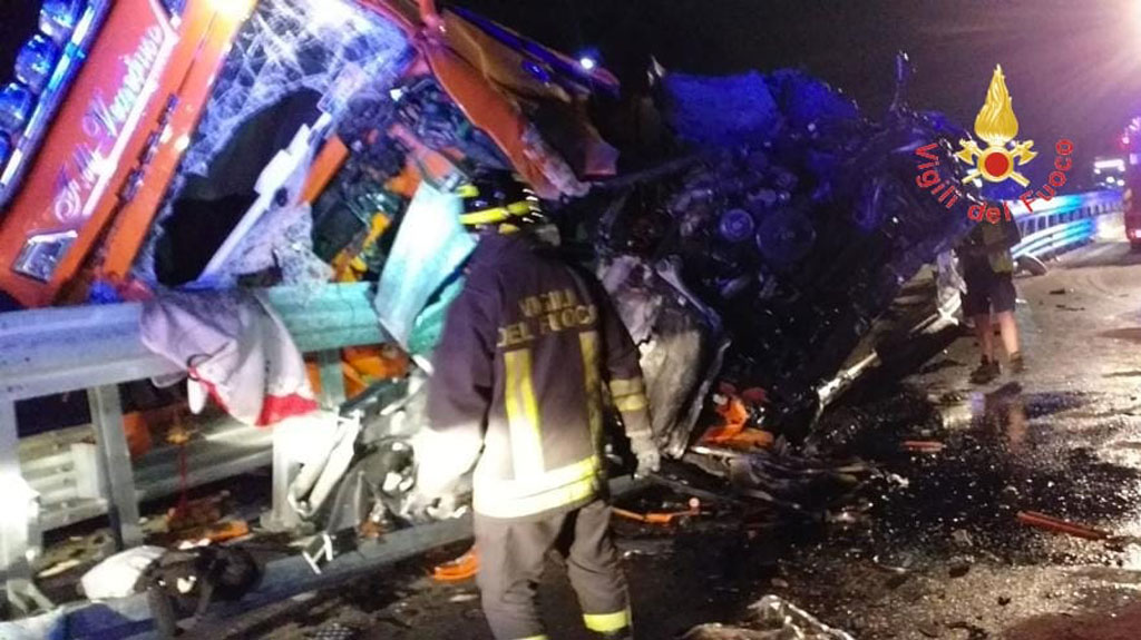 Si ribalta sull'A2 nel Cosentino tir pieno di angurie, ferito conducente