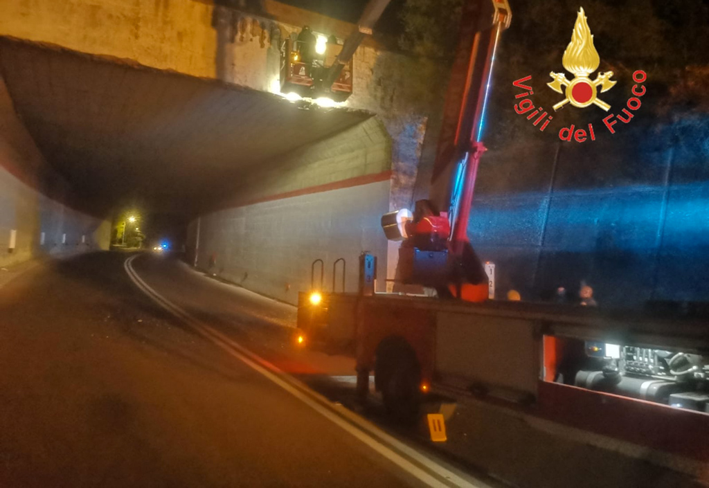 Pericolo caduta calcinacci sulla SS 109bis della Sila Piccola: intervengono vigili del fuoco
