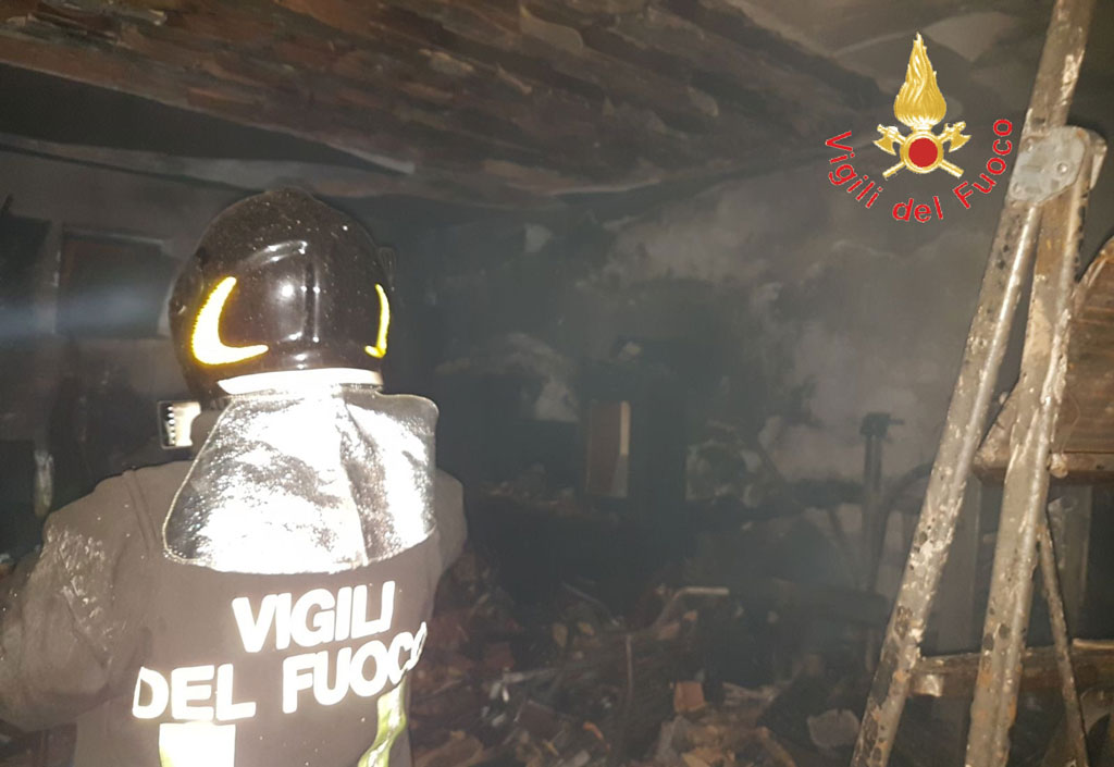 Fiamme in magazzino di una palazzina a Catanzaro, distrutti materiali e attrezzature