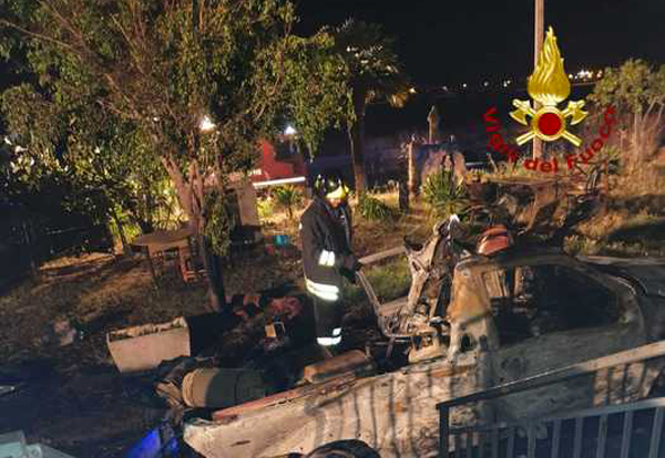 Aprono valvole bombole gas e incendiano furgone che le porta nel crotonese: chiusa statale 106