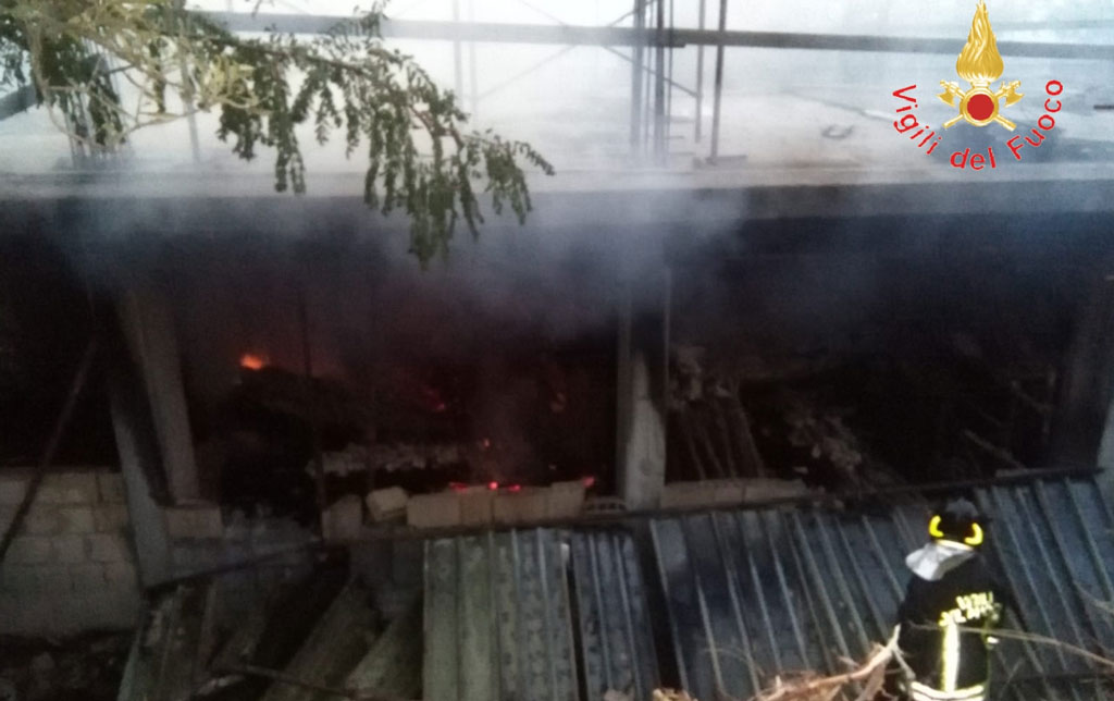 In fiamme deposito materiale edile a Badolato, danneggiata anche tubazione rete idrica