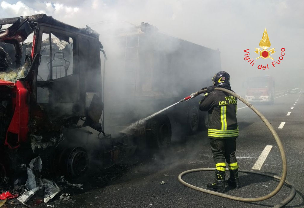 Camion in fiamme su SS 280 a Germaneto