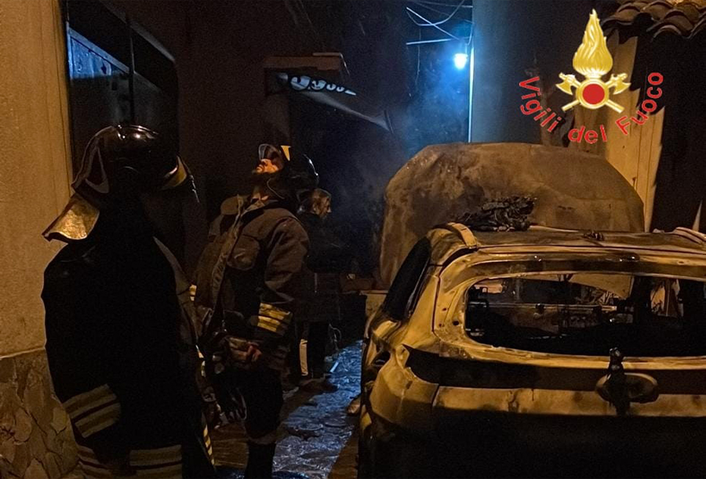 Incendio distrugge auto vicesindaco Vallefiorita, indagini in corso