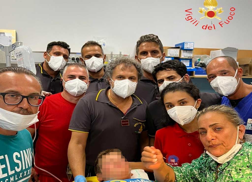 Bambino cade dalla bici, speciale intervento dei Vigili del fuoco per estrarre manubrio: salvato a Crotone