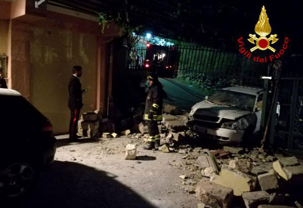 Auto investe pedoni e finisce contro muro a Mesoraca, 4 feriti lievi