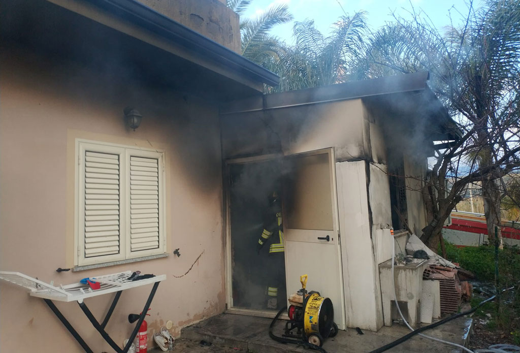In fiamme abitazione a Caulonia, in salvo una mamma e tre bambini