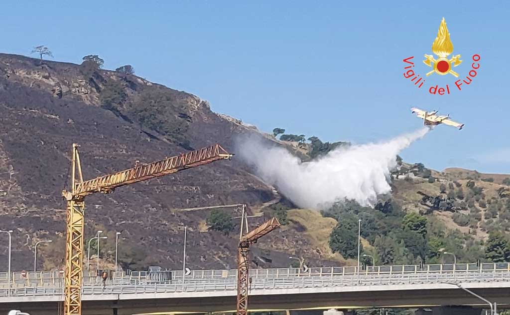 Ancora roghi in Calabria, scoppia vasto incendio di vegetazione nel quartiere Santa Maria di Catanzaro