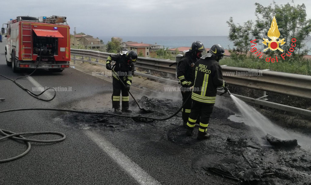 Camion in fiamme su A2 tra Falerna e Lamezia, intervengono vigili del fuoco 