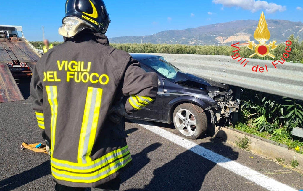 Lamezia, auto contro guardrail su A2: illeso conducente