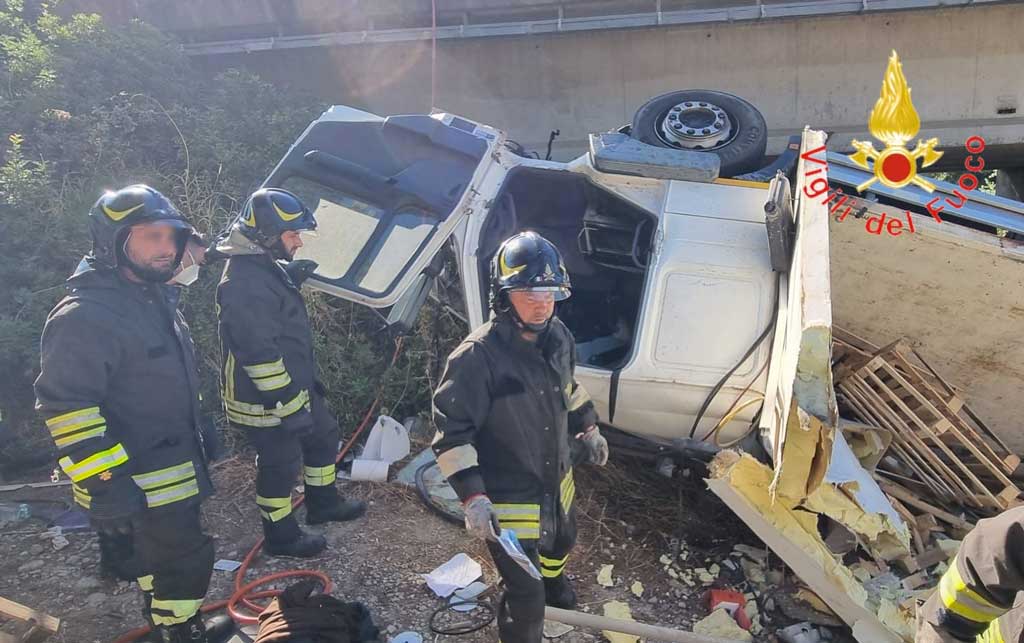 Autoarticolato si ribalta e precipita da un ponte nel Cosentino: morto conducente