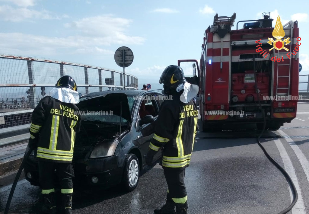 Auto prende fuoco mentre transita vicino ospedale Pugliese, nessun ferito