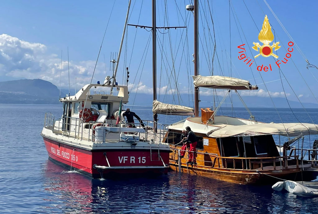 Imbarcazione in avaria a poche miglia dal porto di Gioia Tauro, in salvo due persone