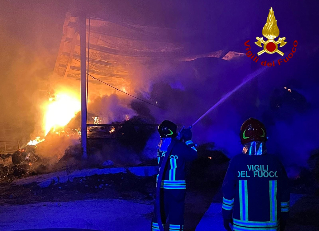 In fiamme capannoni di un’azienda agricola a  Isola Capo Rizzuto