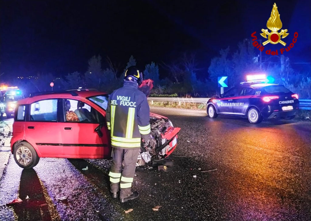 Resta incastrato sotto auto ribaltata, conducente ferito soccorso da passanti a Maida