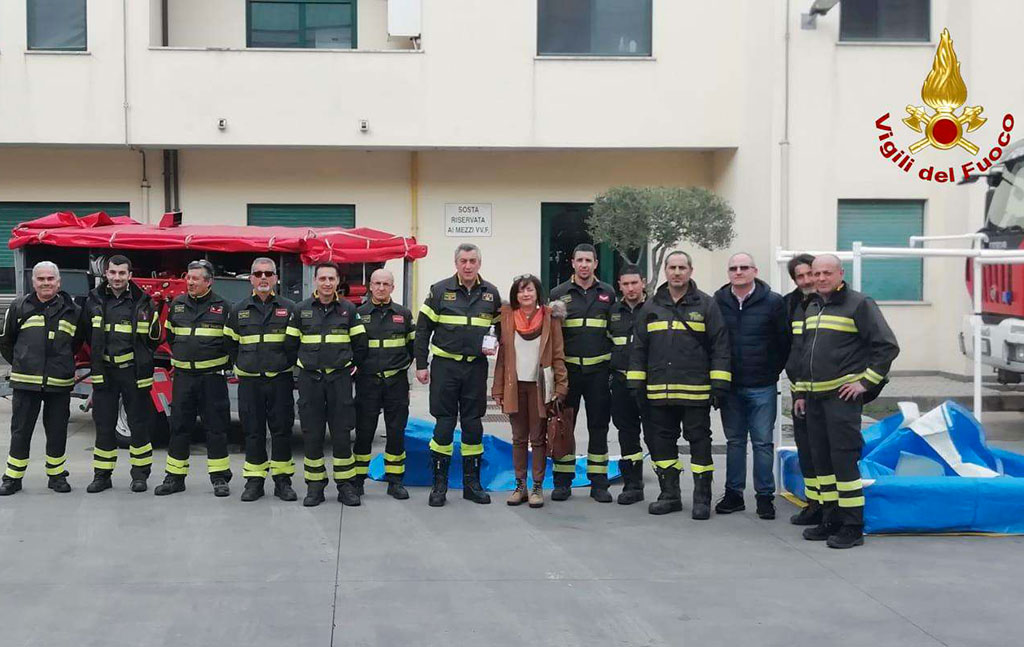 Coronavirus, studenti di Vibo consegnano soluzione igienizzante ai vigili del fuoco