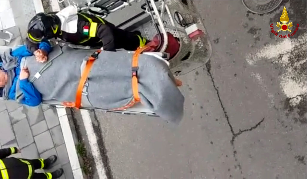 Lamezia: non potendo salire a casa dopo intervento chirurgico, viene aiutato dai vigili del fuoco - VIDEO