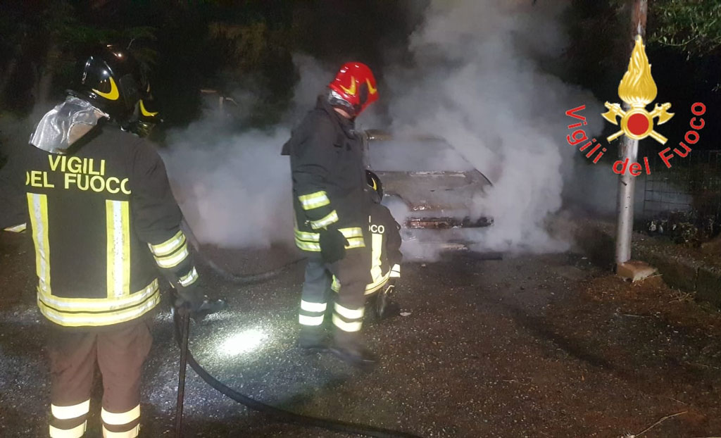 Auto distrutta dalle fiamme a Badolato, indagini 