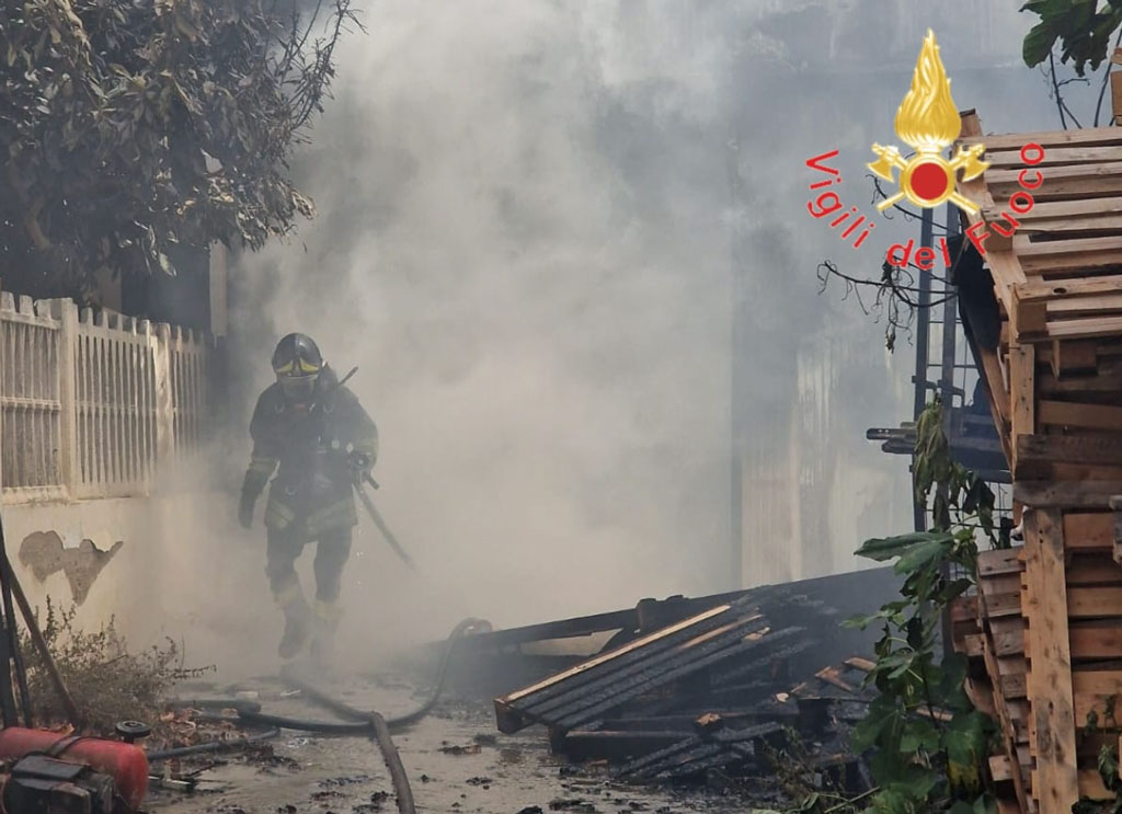 Rogo in capannone a Reggio Calabria, evacuate 40 famiglie: indagini