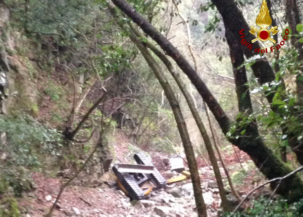 Escavatore si ribalta, grave un uomo nel catanzarese