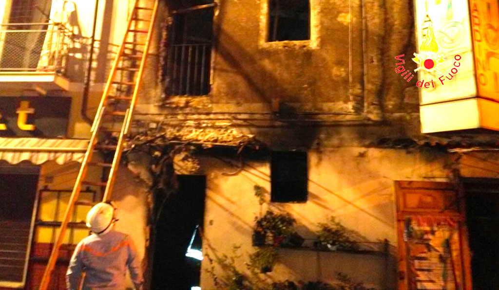 Incendio distrugge magazzino addobbi floreali a Chiaravalle Centrale