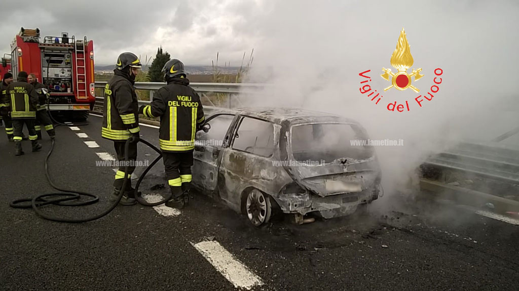 Lamezia, auto in fiamme su A2: illeso conducente