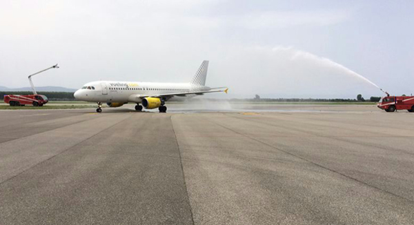 Lamezia: Aeroporto, primo atterraggio per compagnia Vueling salutato da vigili del fuoco