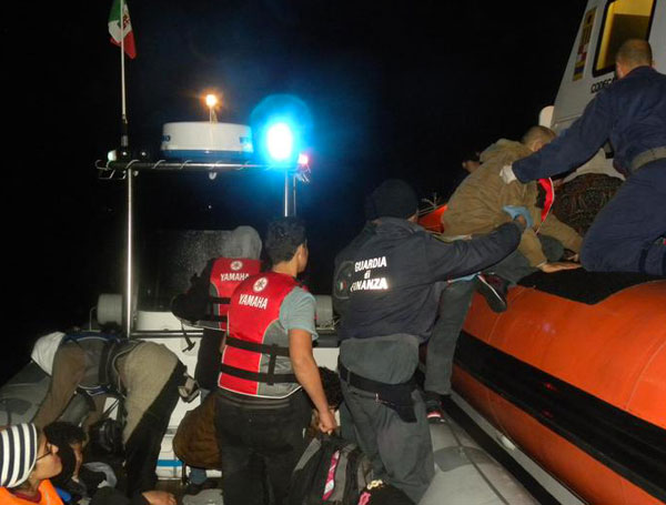 Yacht incagliato nel crotonese con 148 migranti a bordo