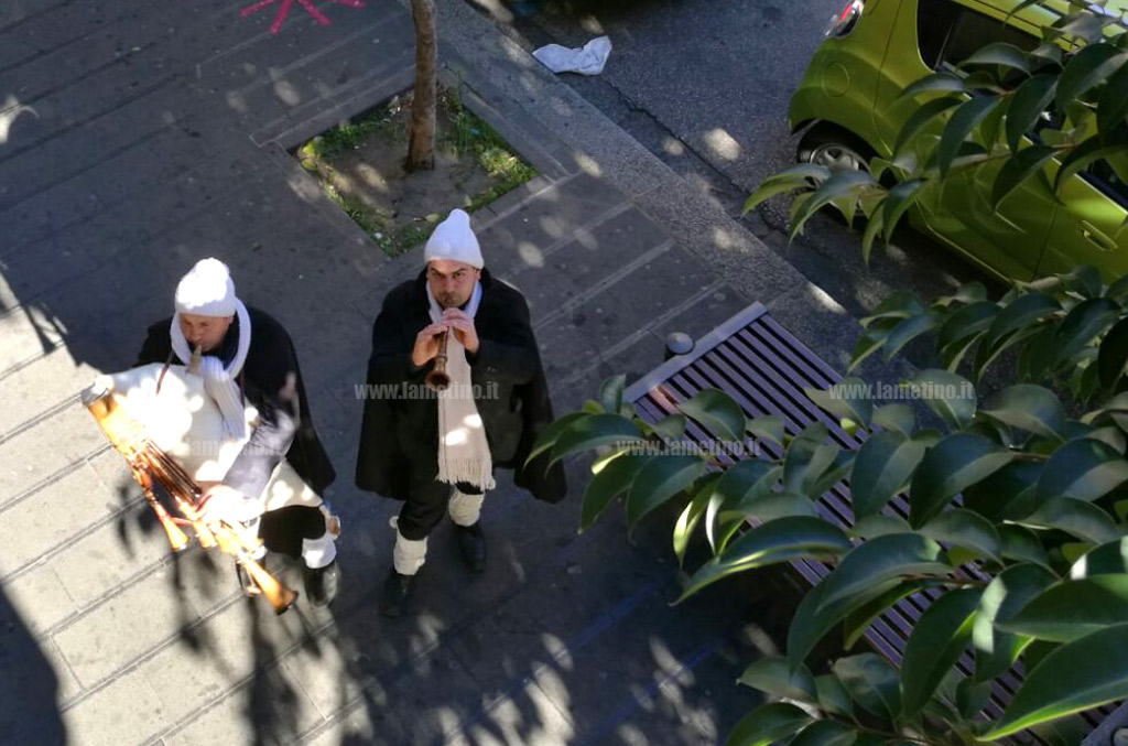 Lamezia: le antiche melodie degli zampognari tra le vie del centro