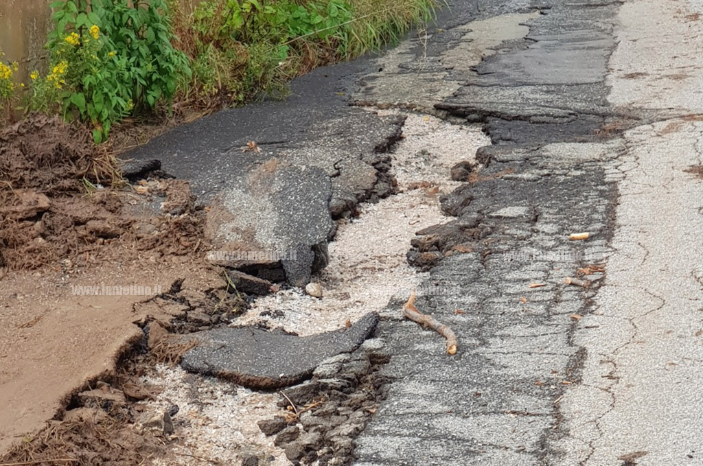 Maltempo nel lametino, i residenti di Zangarona: "Fango e buche pericolose in via Terravecchia”