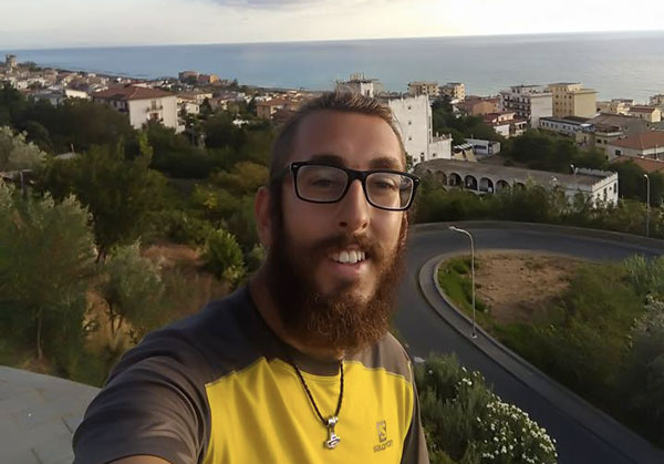 Tappa in Calabria per il 23enne che attraversa l’Italia a piedi nel segno della pace e dell’amicizia