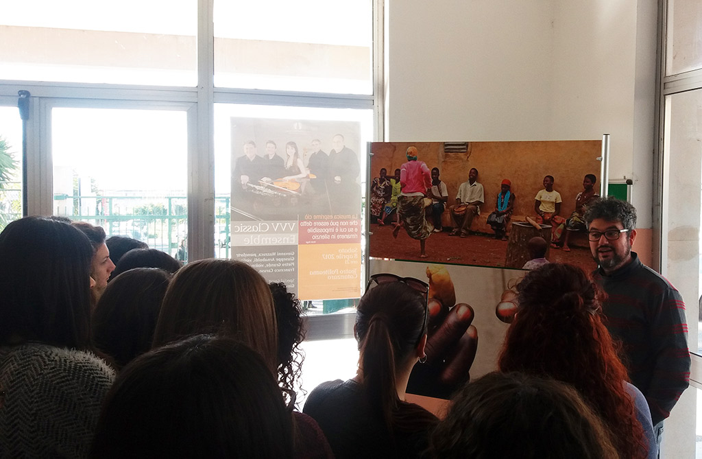 Lamezia: “Viaggi dentro”, in mostra al liceo Campanella gli scatti del fotoreporter missionario Zappalà
