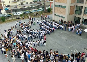 La-cerimonia-del-tocco-nel-cortile-della-scuola_eabb1.jpg