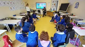 Sina-Mazzei-con-gli-studenti_36144.jpg