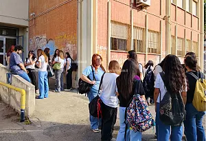 maturita-1lamezia-studenti-attesa-2026_54a0d.jpg
