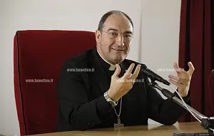 vescovo-parisi-natale-20226c4046e07_9af8a_2d636_7519f_7d604_27e4c.jpg