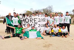 Il-Serrastretta-mentre-festeggia-con-tanto-di-maglia-celebrativa-la-promozione-in-Seconda-Categoria-_60830.jpg