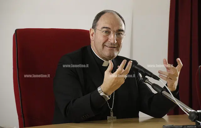 vescovo-parisi-natale-20226c4046e07_9af8a_2d636_7519f_7d604_b9529.jpg