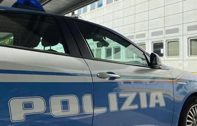 polizia-auto-suadra-mobile-24_c9c5a_c0a4c_6296e_84d78.jpg