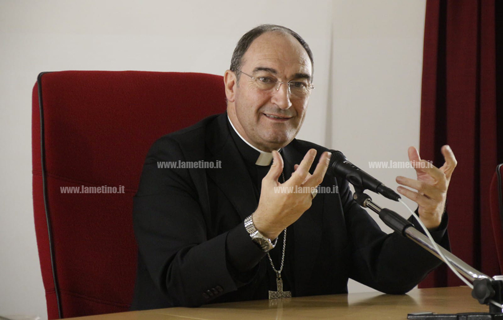 vescovo-parisi-natale-20226c4046e07_9af8a_2d636_7519f.jpg
