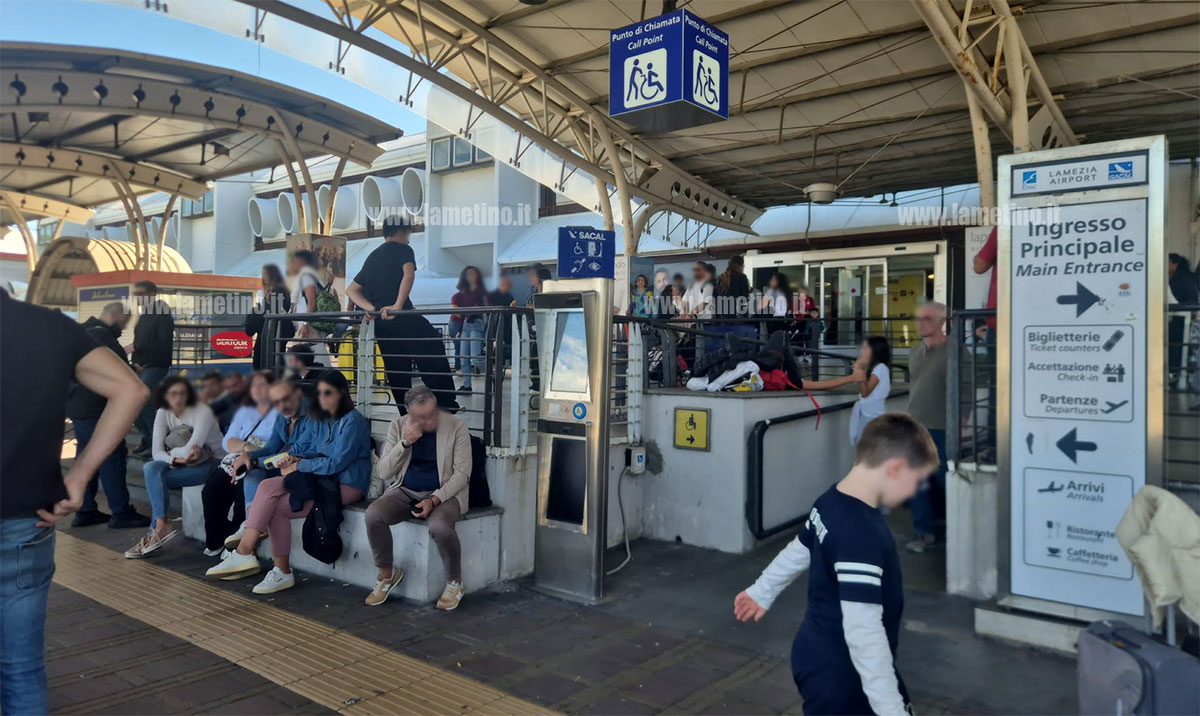 Disagi anche all'aeroporto di Lamezia, voli in ritardo e cancellazioni per problemi alle torri di controllo