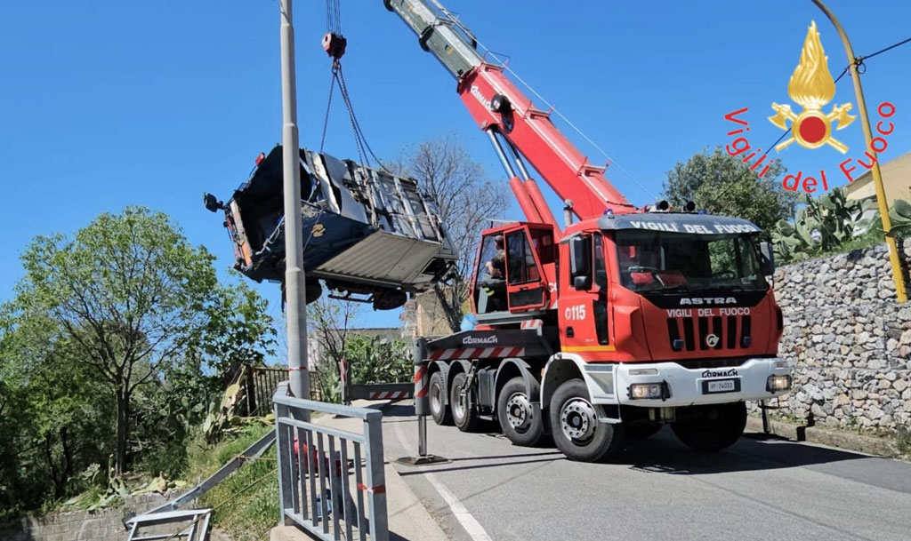 Camion dei rifiuti in sosta senza conducente travolge auto e si ribalta a Soveria Simeri: nessun ferito