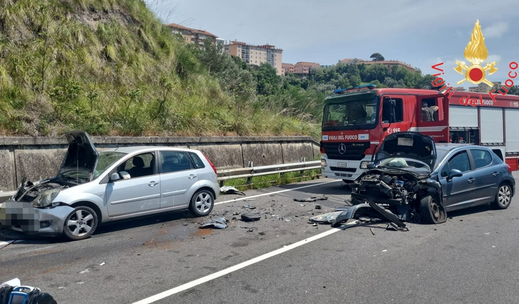 Tragico schianto sulla statale 109 a Catanzaro: muore una donna, tre feriti