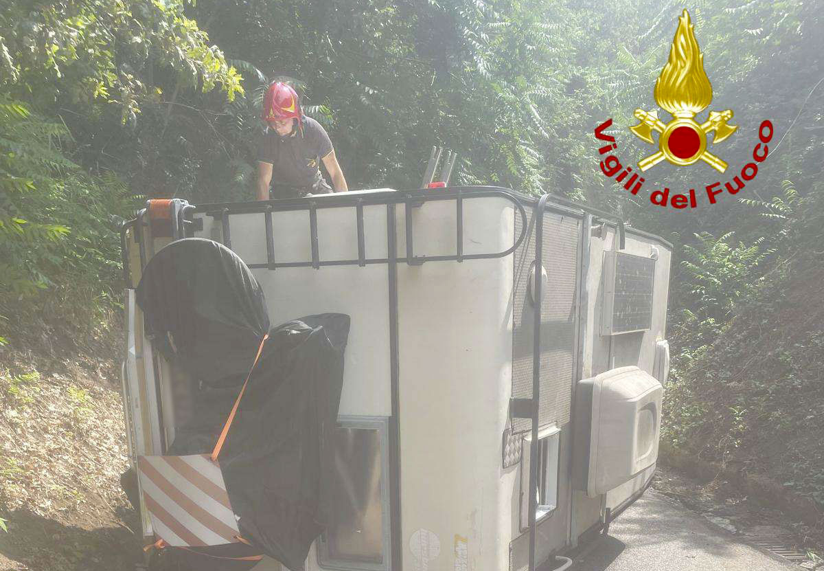 Camper si ribalta a Drapia, due feriti