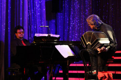 Il fascino del tango contemporaneo incanta Varsavia con il “Duettango” del Conservatorio “Tchaikovsky” di Nocera Terinese Filippo-Arlia-al-pianoforte-e-Cesare-Chiacchiaretta-al-bandoneon-sul-palco-del-Teatro-Sabat-di-Varsavia-in-occasione-del-Premio-Gazzetta-Italia_ff1ba.jpg