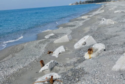 Gruppi di opposizione interrogano il sindaco di Nocera Terinese: “Sulla spiaggia blocchi di cemento e ferri, rischi per cittadini e turisti” IMG_3652_9a1b5.jpg