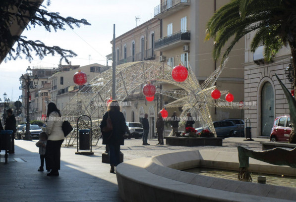 Lamezia: la vicenda Canadair, i silenzi politici e l'ombra della criminalità in una città senza carisma che si prepara al Natale Lamezia-natale-2025-12-13-alle-13.35.07_1a2e1.jpg