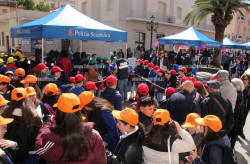 Lamezia si colora di blu: istituzioni, cittadini e studenti uniti nel segno della legalità per i 174 anni della Polizia di Stato - FOTO Polizia-2026-04-10-alle-15.07.31_bf259.jpg